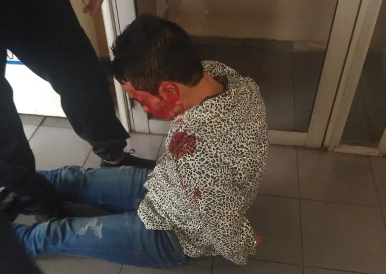 Personal de la estación de servicio y clientes lo golpearon.