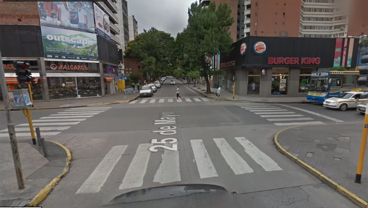 La esquina de 25 de Mayo y Santiago del Estero es el epicentro del accionar del ladrón.