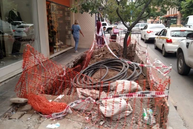 Comerciantes se quejaron por una obra inconclusa que dejó un hueco en la vereda