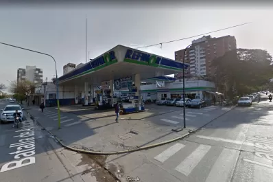 Video: empleadas de una estación de servicio atraparon a un ladrón