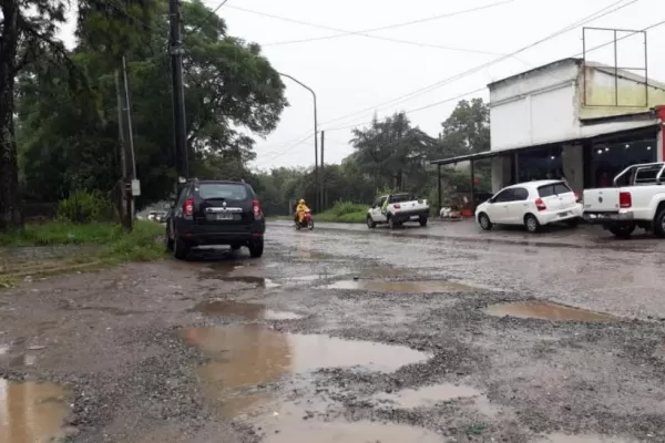 Calles rotas y desorden vehicular frente a una citícola