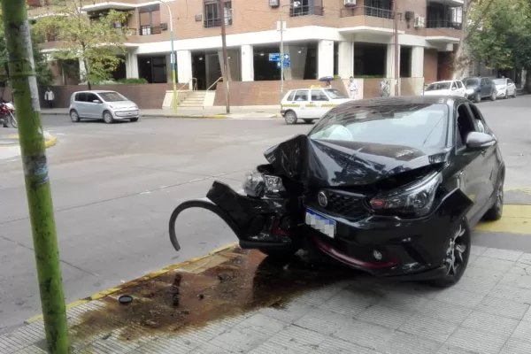 Accidente en la plaza Urquiza: se desvió y chocó contra un poste de luz