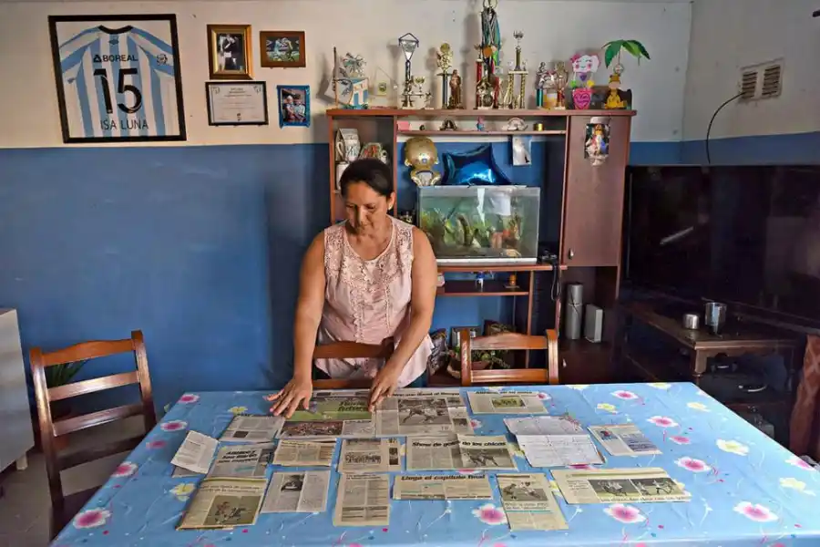 ARCHIVO PROPIO. Doña María Rosa se encargó de guardar los recortes gráficos en los que aparece el ídolo de la casa. Abajo, Kevin con su familia. 