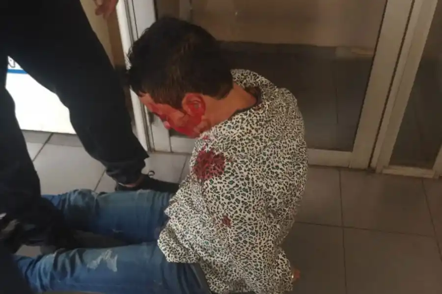 Personal de la estación de servicio y clientes lo golpearon.