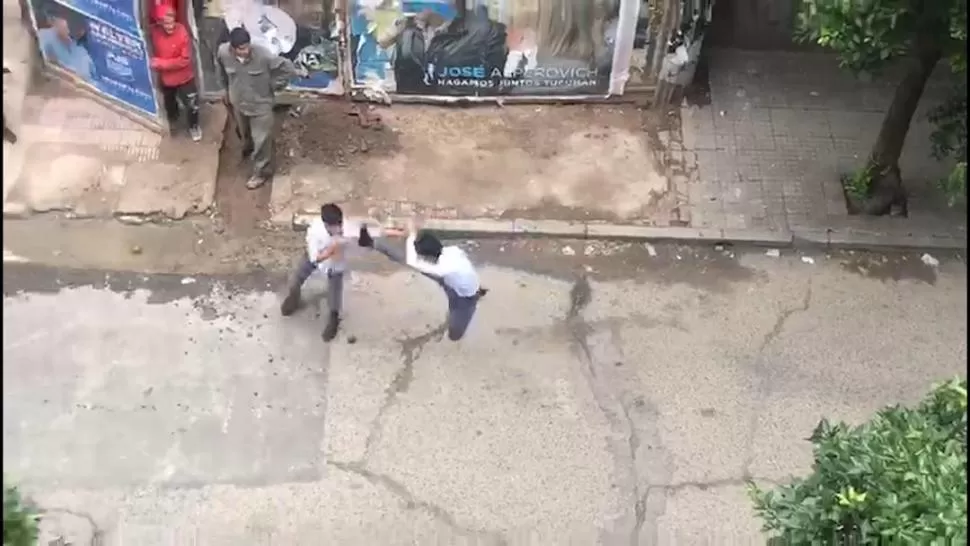 VIRALIZADO. Un vecino grabó una pelea desde su balcón; las fuertes imágenes se viralizaron rápidamente. imágenes capturas de video