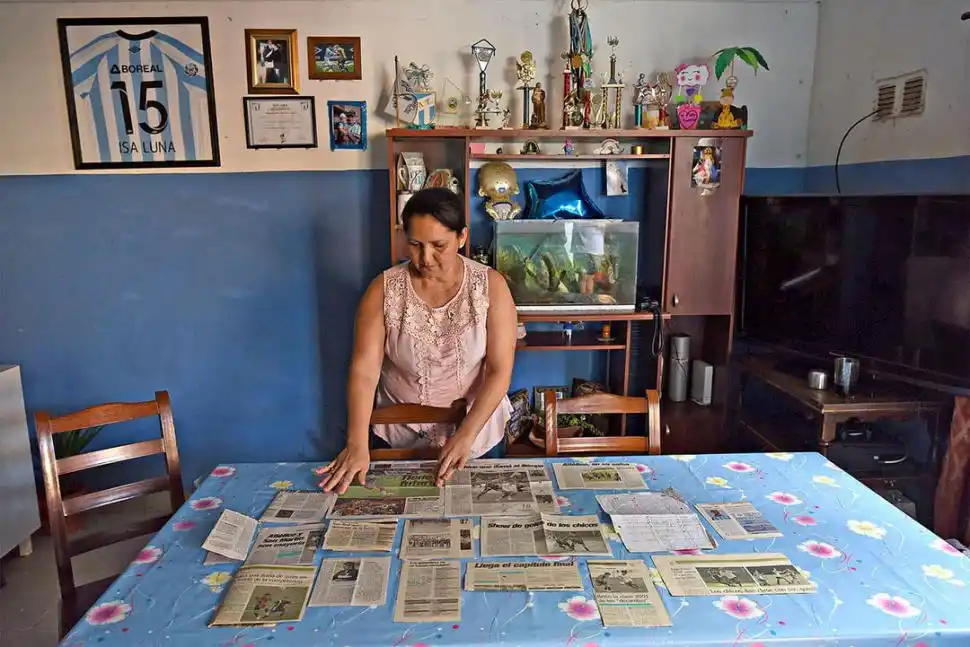 ARCHIVO PROPIO. Doña María Rosa se encargó de guardar los recortes gráficos en los que aparece el ídolo de la casa. Abajo, Kevin con su familia. 