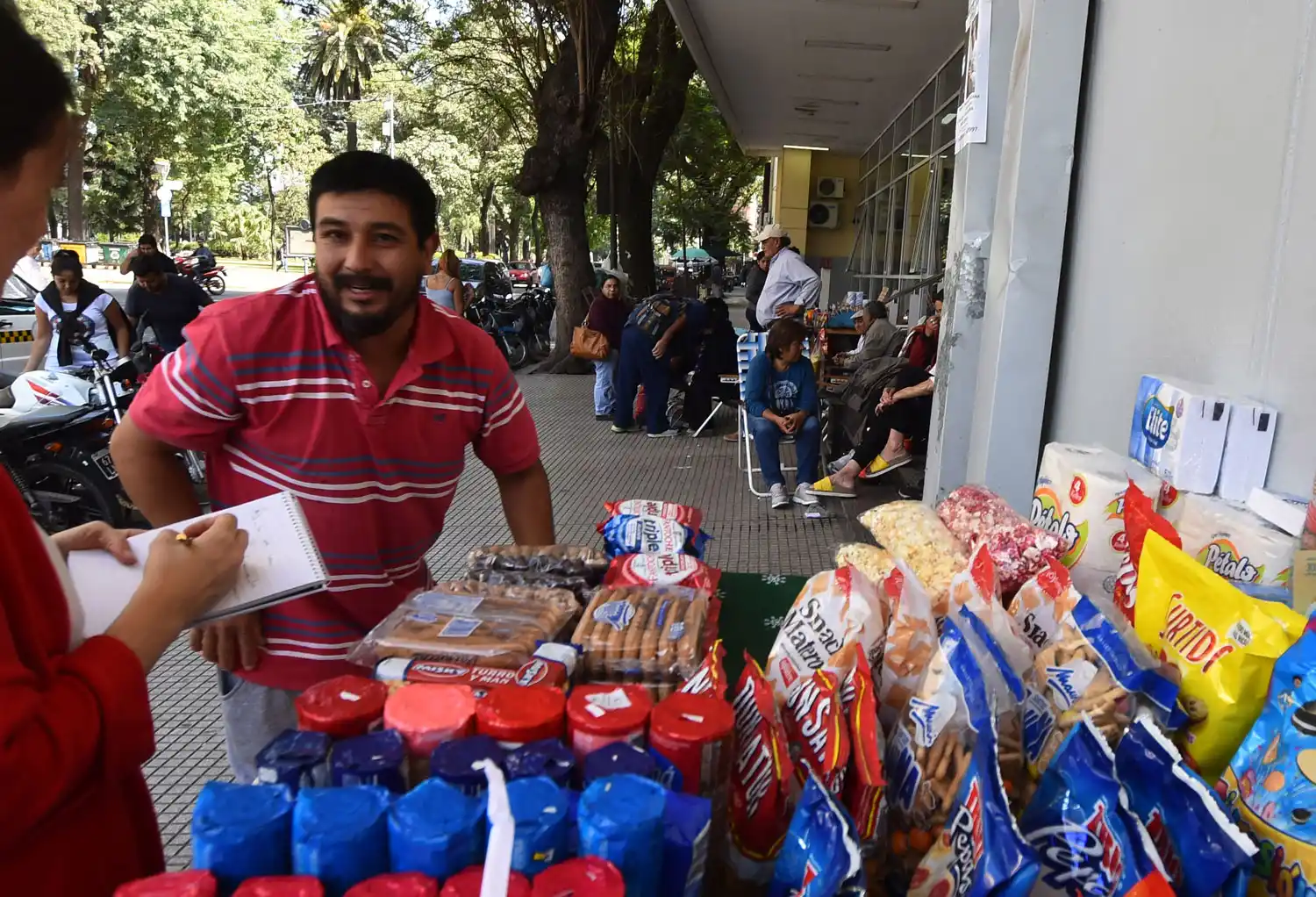 SALIDA. Antonio Yapura, que tiene un kiosco en Lavalle al 1.000, vio salir la ambulancia que llevaba al músico unos pocos minutos después de las 10 de la mañana de ayer. LA GACETA/FOTO DE OSVALDO RIPOLL