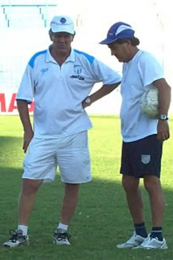 RECONOCIMIENTO. Jorge Solari, que en la foto aparece con su ayudante Roberto Ramírez, ya está en el corazón de los hinchas de los “Decanos”. 