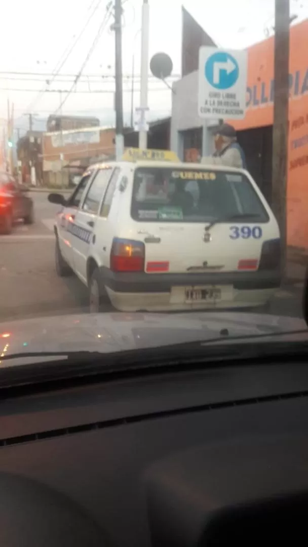 Paran taxis en una esquina con giro libre