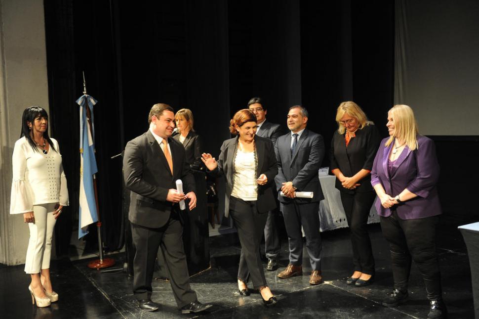 EN EL SAN MARTÍN. La consejera Grellet entrega el título al egresado Augier. 