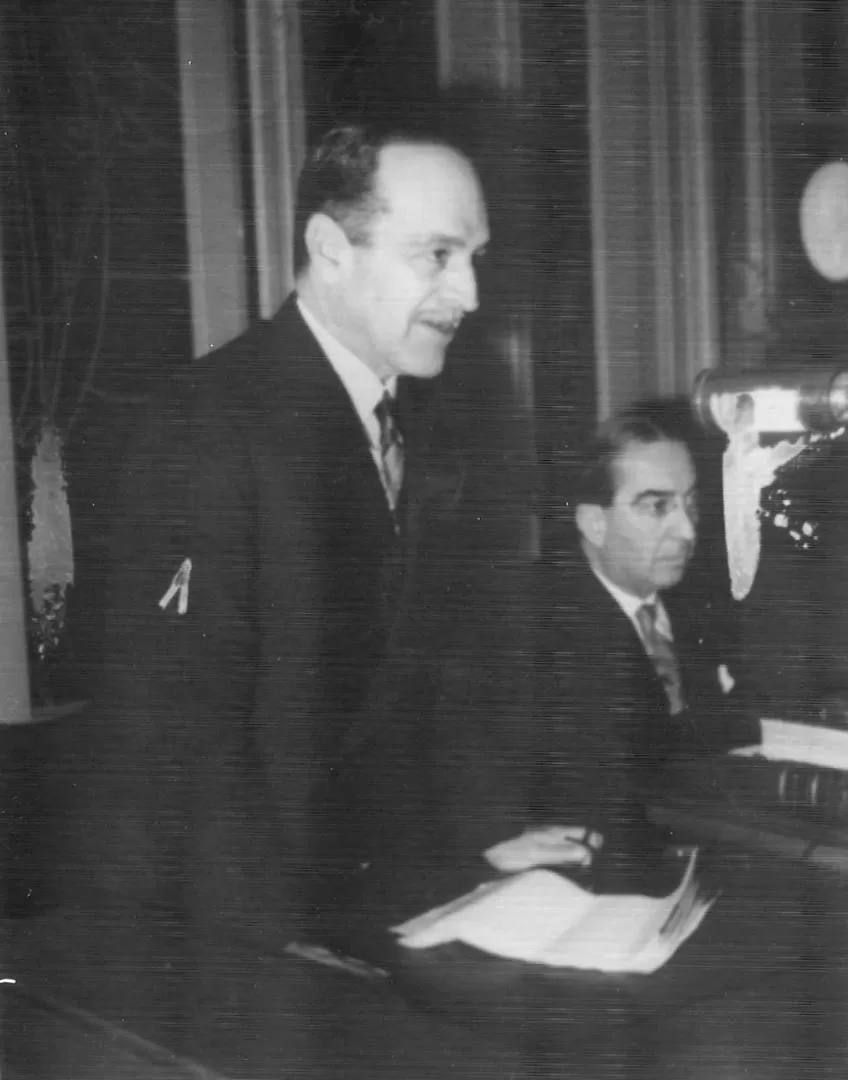 JUAN B. TERÁN. Aparece disertando en la Junta de Historia y Numismática Americana. Sentado, el presidente, Ricardo Levene. 