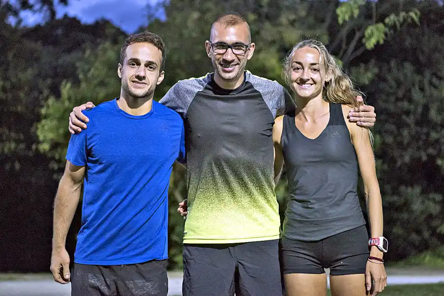 EQUIPO. De Los Santos, radicado en Brasil, visitó recientemente a sus dirigidos.