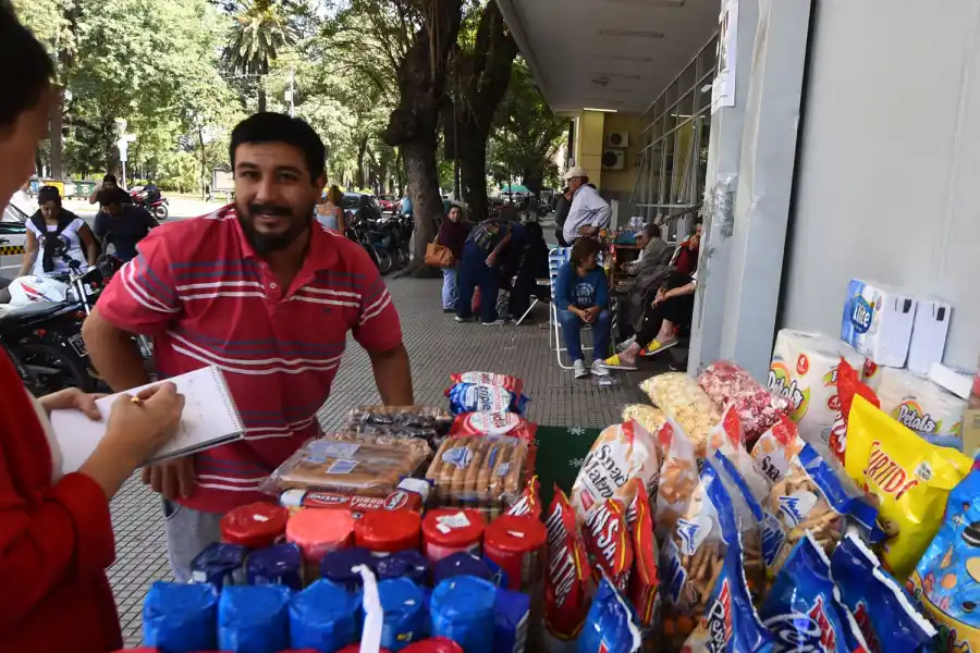 SALIDA. Antonio Yapura, que tiene un kiosco en Lavalle al 1.000, vio salir la ambulancia que llevaba al músico unos pocos minutos después de las 10 de la mañana de ayer. LA GACETA/FOTO DE OSVALDO RIPOLL