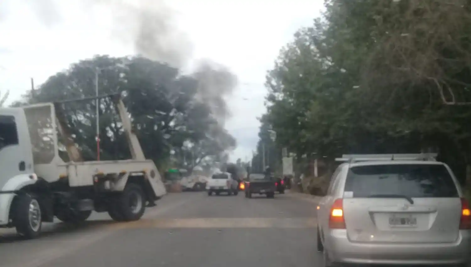 Conductor imprudente pone en riesgo la vida de quienes transporta