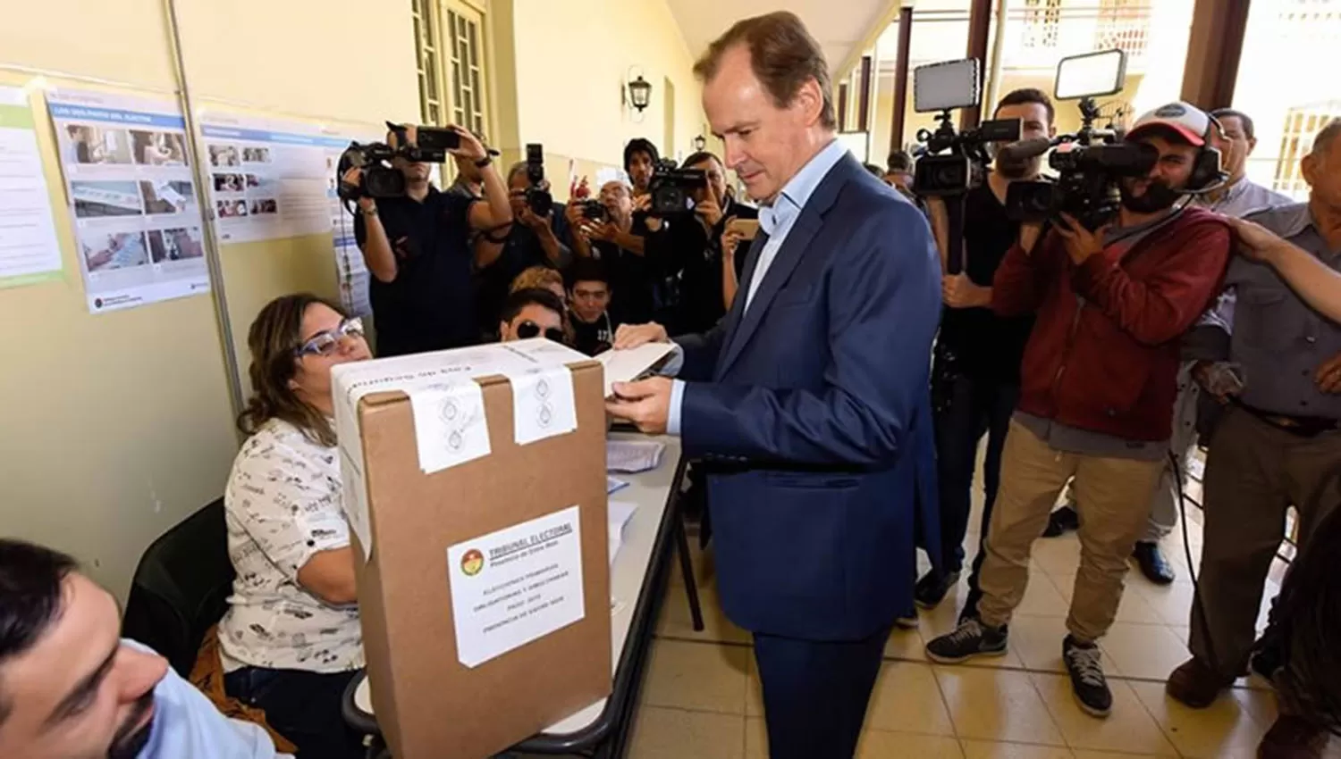 El gobernador Gustavo Bordet, al momento de emitir su voto.