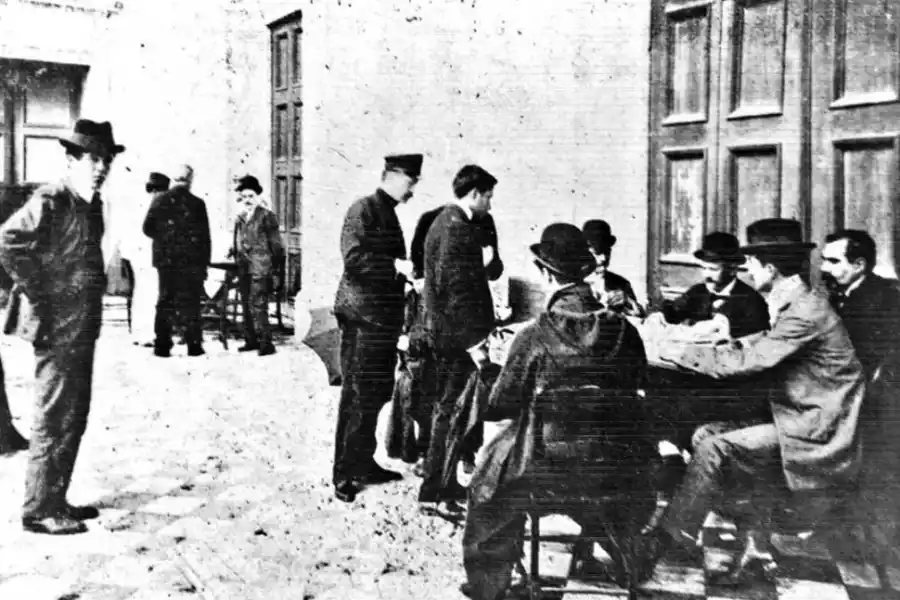 ELECCIONES EN TUCUMÁN. Atrio de la vieja iglesia de La Merced un día de elecciones. En el de la Catedral, un individuo trató de acuchillar a Uriburu, en 1885.