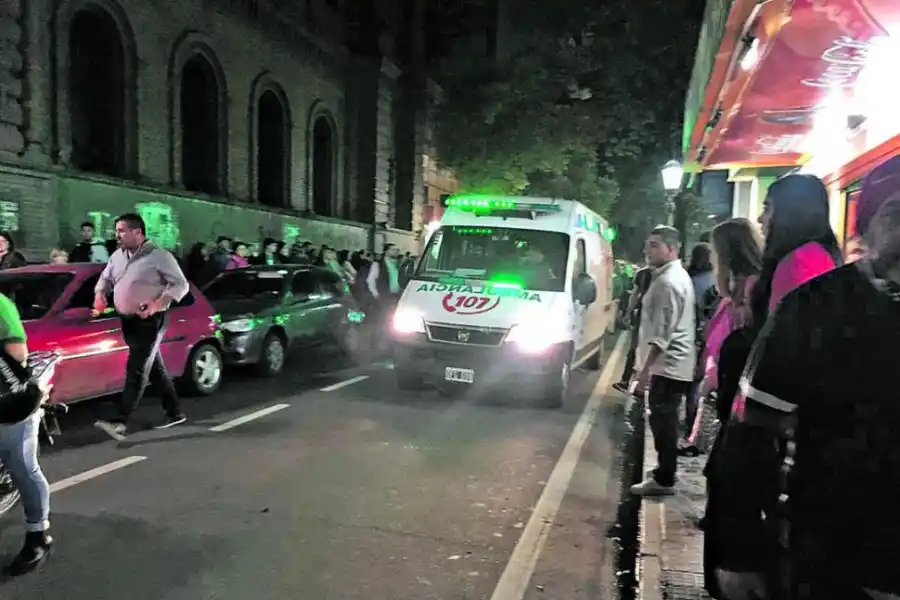 VIGILIA EN EL PADILLA. El look de Miguel De Gracia no es casual: lo suyo es cantar los hits de Sergio Denis. Con el cartel, Juana Salvatierra de Barrionuevo, fanática N°1.