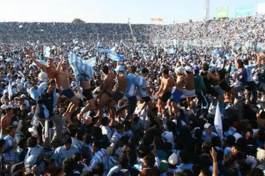 INOLVIDABLE. Para Jorge Raúl Solari, uno de los hechos más emocionantes que vivió en su vida deportiva fue aquel recordado ascenso de 2008 a la B Nacional.