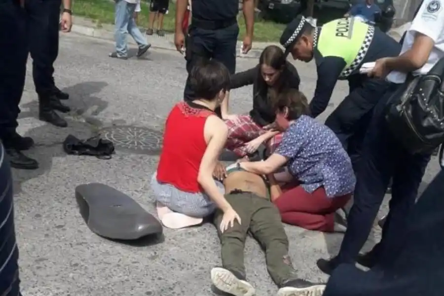 HERIDO. Uno de los delincuentes fue asistido por Cecilia Ramos, la médica que minutos antes había sido asaltada. 