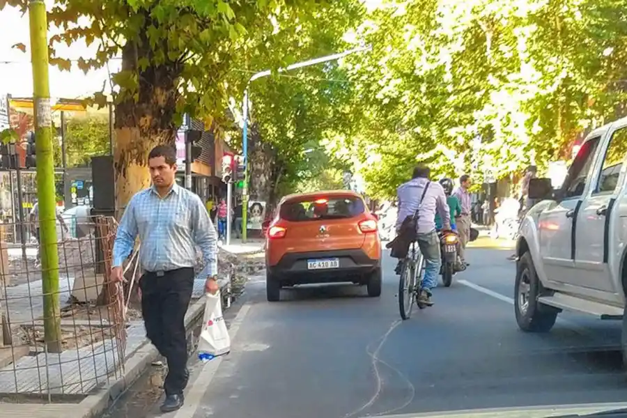 Conductor imprudente pone en riesgo la vida de quienes transporta