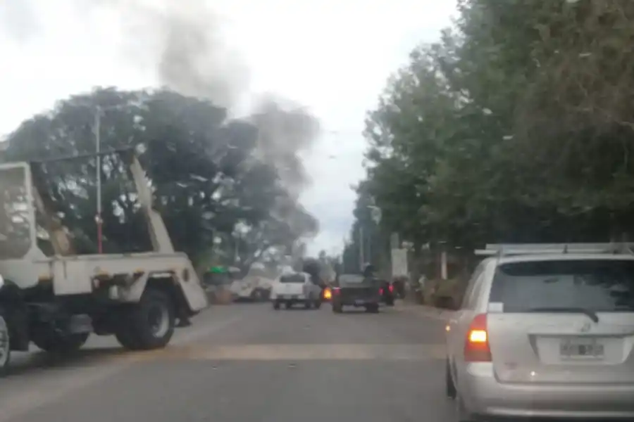 Conductor imprudente pone en riesgo la vida de quienes transporta