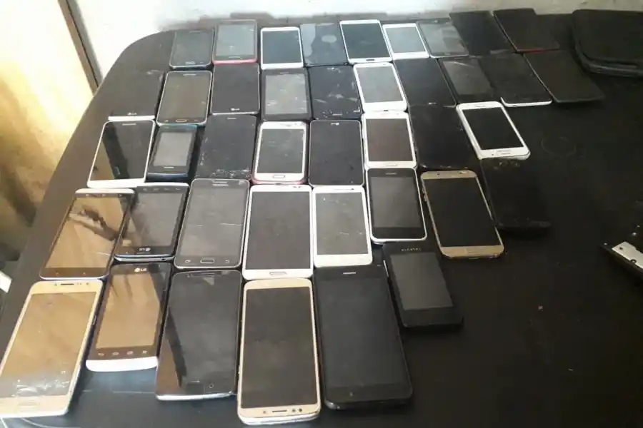 LOS APARATOS. Algunos de los casi 100 teléfonos secuestrados.