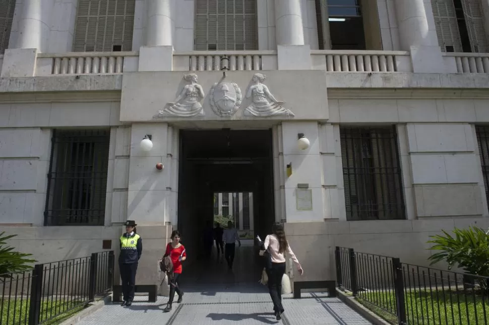 PALACIO DE JUSTICIA. La imagen muestra un ingreso lateral de la sede principal del Poder Judicial de Tucumán. LA GACETA/FOTO DE JORGE OLMOS SGROSSO (ARCHIVO)