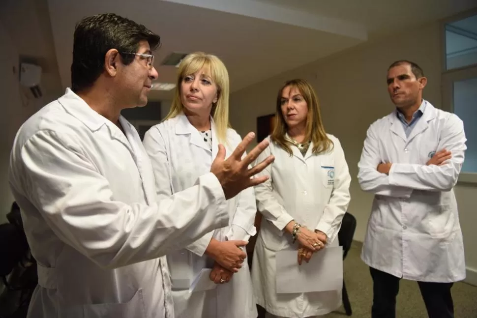 ANALIZANDO EL CASO. Los doctores Lembo y Fernández rodean a la ministra de Salud, Rossana Chahla.  la gaceta / foto de Juan Pablo Sánchez Noli
