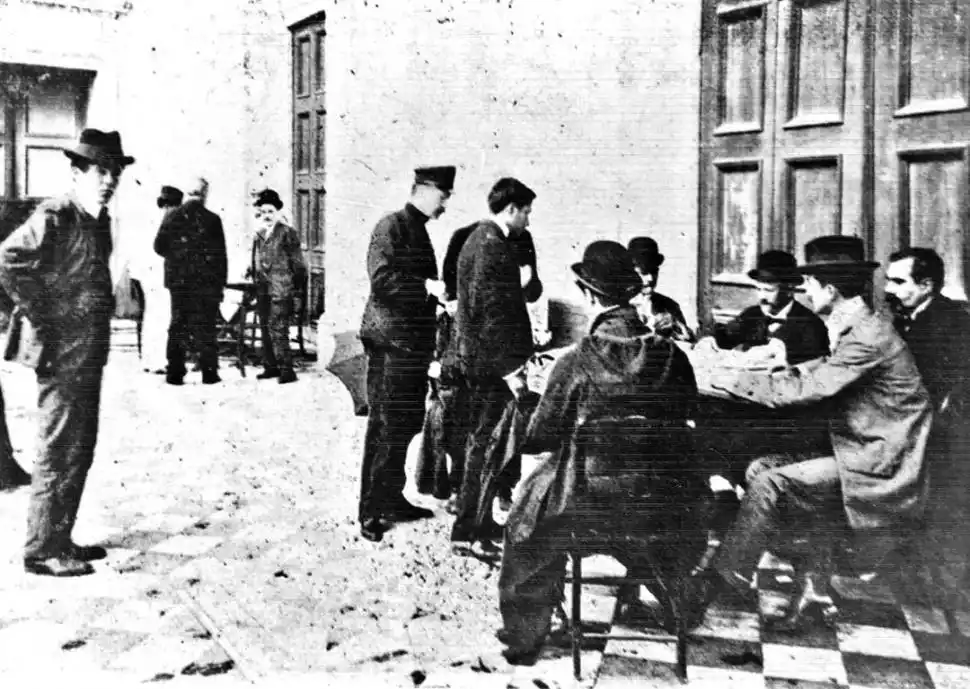 ELECCIONES EN TUCUMÁN. Atrio de la vieja iglesia de La Merced un día de elecciones. En el de la Catedral, un individuo trató de acuchillar a Uriburu, en 1885.