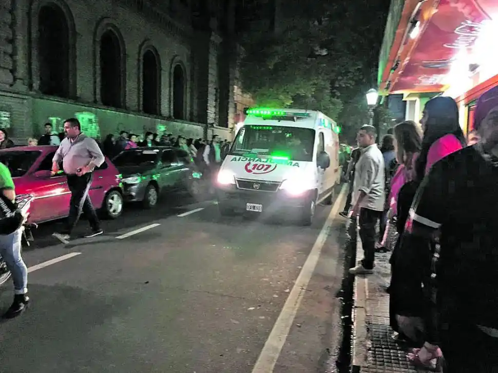 VIGILIA EN EL PADILLA. El look de Miguel De Gracia no es casual: lo suyo es cantar los hits de Sergio Denis. Con el cartel, Juana Salvatierra de Barrionuevo, fanática N°1.
