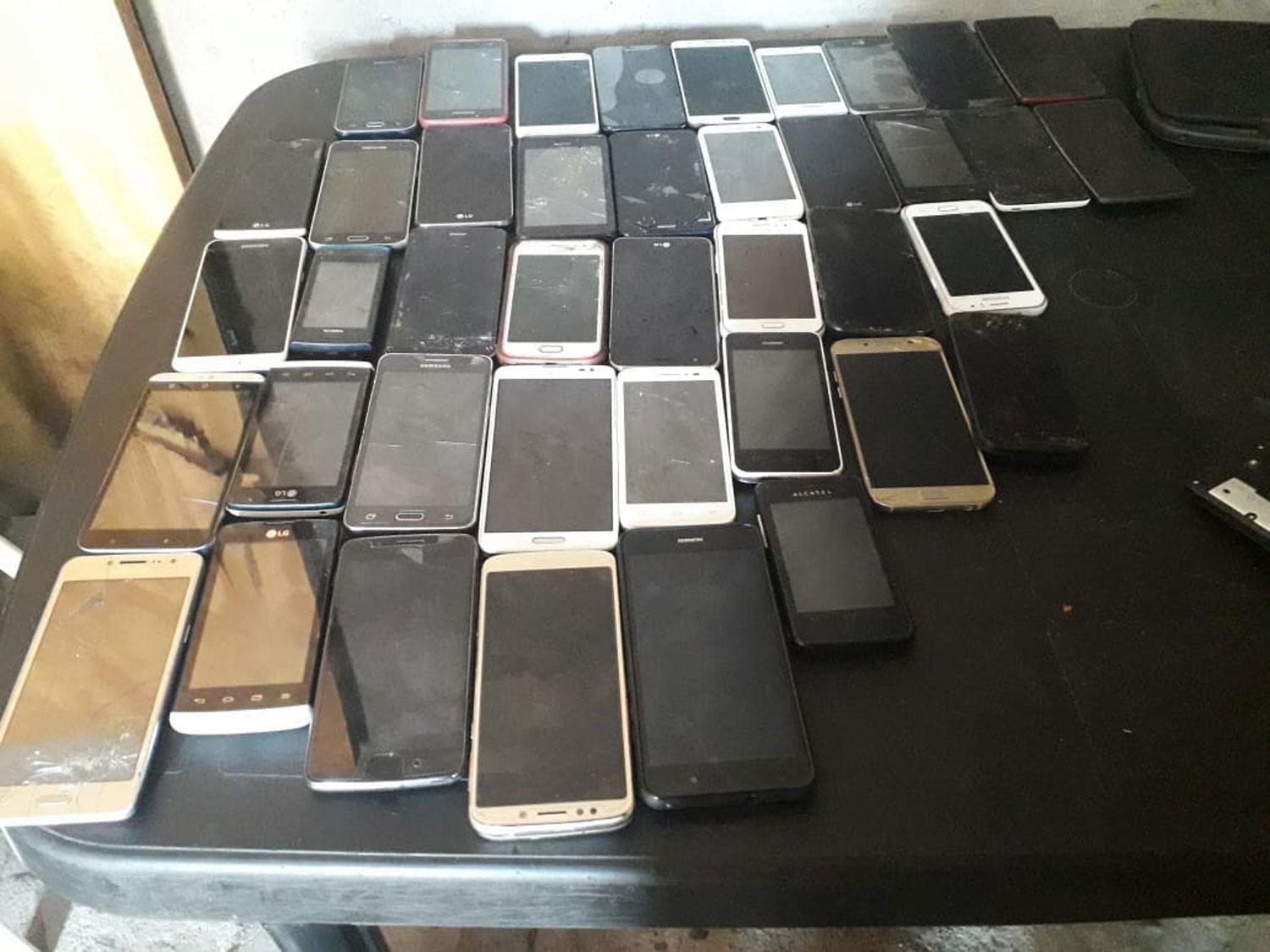 LOS APARATOS. Algunos de los casi 100 teléfonos secuestrados.