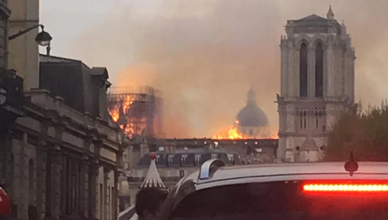 A 100 metros de la catedral, las llamas podían verse con claridad. Foto de Gonzalo Zalazar Romero.
