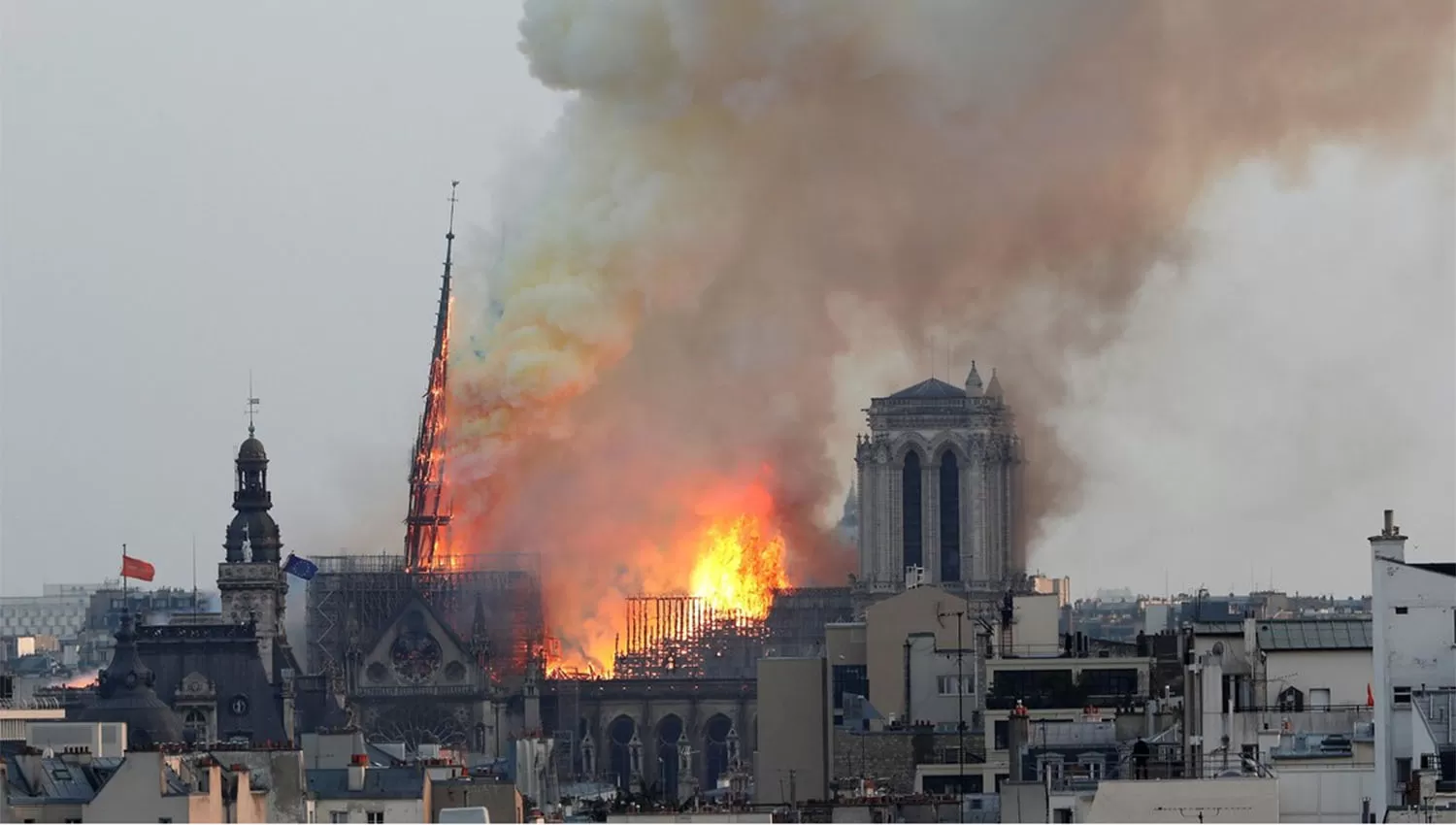 Los bomberos afirman que la estructura de la catedral de Notre Dame está a salvo