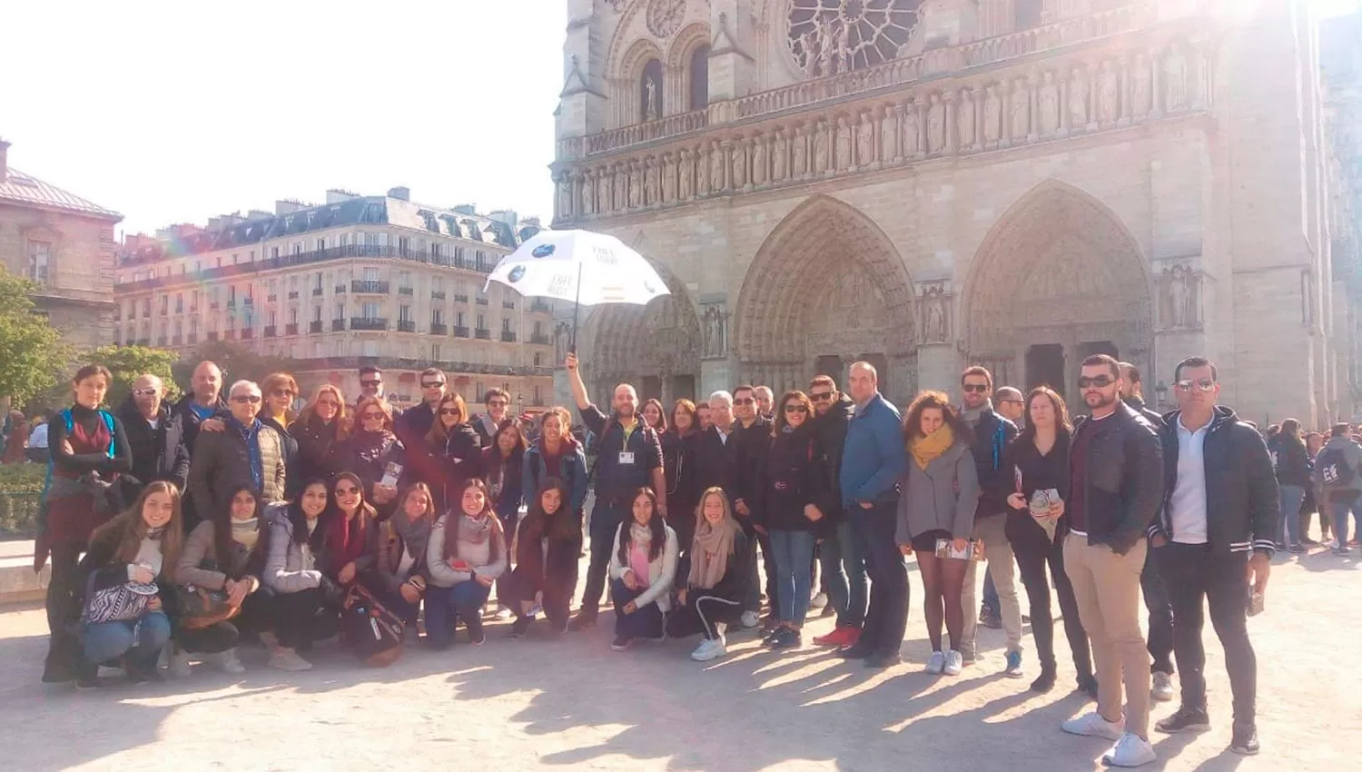 MOMENTOS ANTES DEL INCENDIO. Belén, abajo a la derecha, y el grupo de turistas que visitó la catedral de Notre Dame horas antes del incendio.