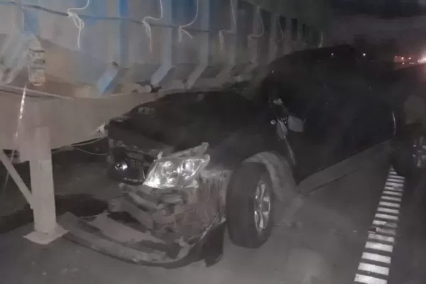 Murió una mujer al incrustarse una camioneta debajo de un camión