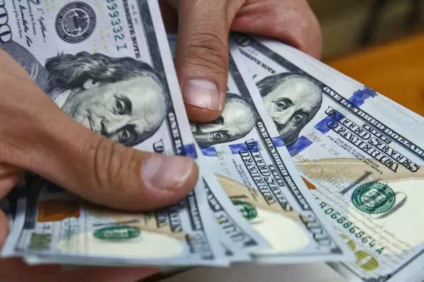 El dólar cerró por debajo de los $ 43 luego del primer día de subasta del Tesoro