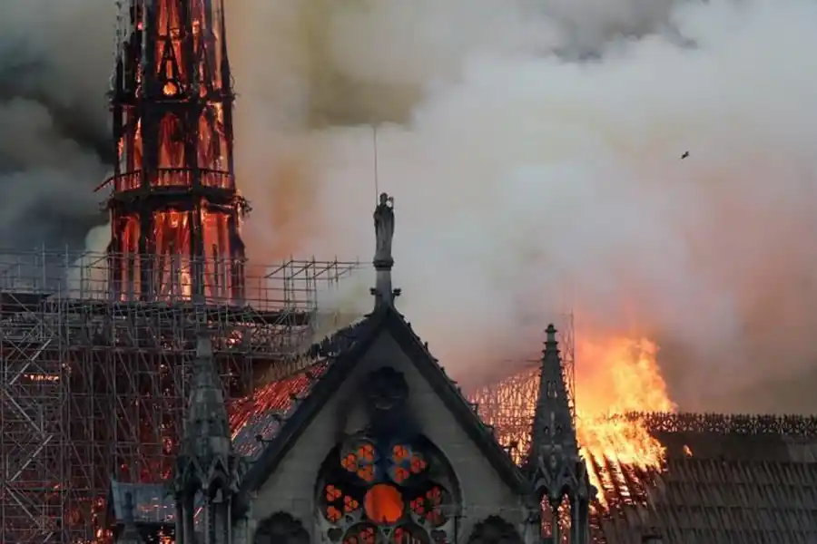INCENDIO EN NOTRE DAME. Impactantes imágenes.