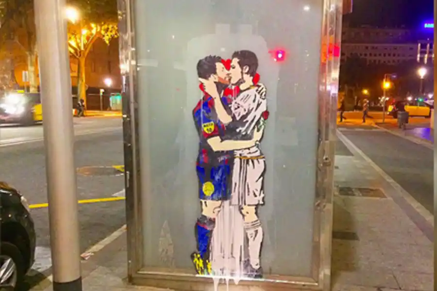 LA PRIMERA OBRA EN BARCELONA. Messi y Cristiano a los besos.