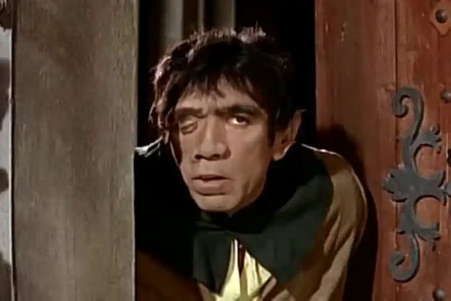 El recordado actor Anthony Quinn, en su rol de Quasimodo, en un filme de 1956.