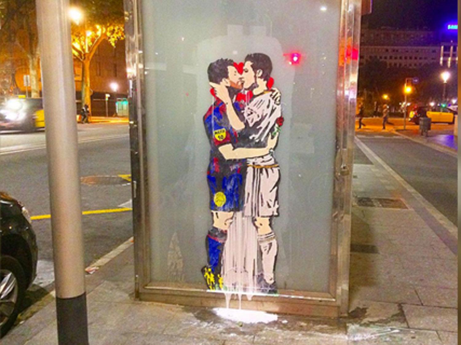 LA PRIMERA OBRA EN BARCELONA. Messi y Cristiano a los besos.