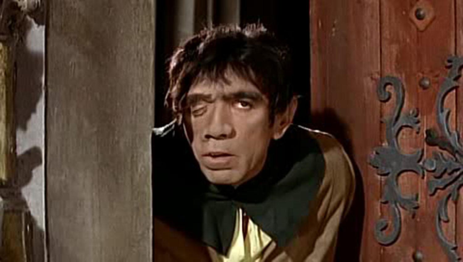 El recordado actor Anthony Quinn, en su rol de Quasimodo, en un filme de 1956.