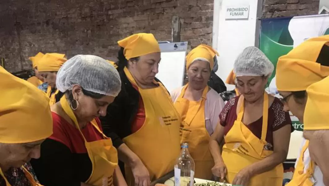 EL SABOR DE COMPARTIR. Un momento del taller de capacitación para cocineros de comedores comunitarios. Banco de Alimentos de Tucumán.-