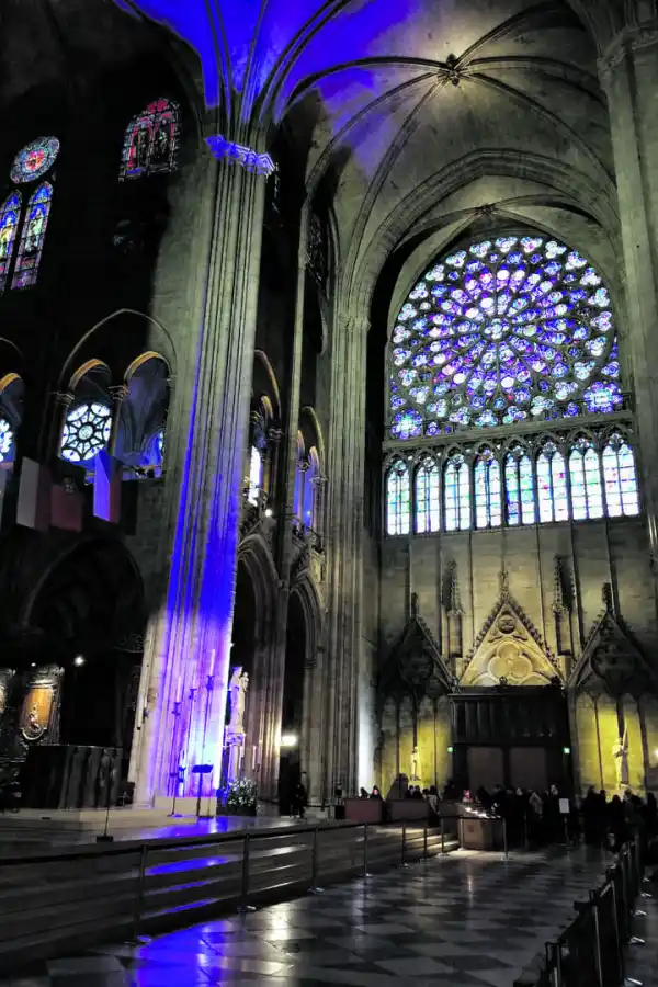 A LA ORILLA. Los turistas fueron evacuados de la isla donde está la catedral. 