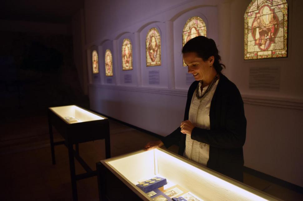 VITRALES. La museóloga Agustina Haedo y detrás fotos de los vitrales. la gaceta / fotos de Ines Quinteros Orio