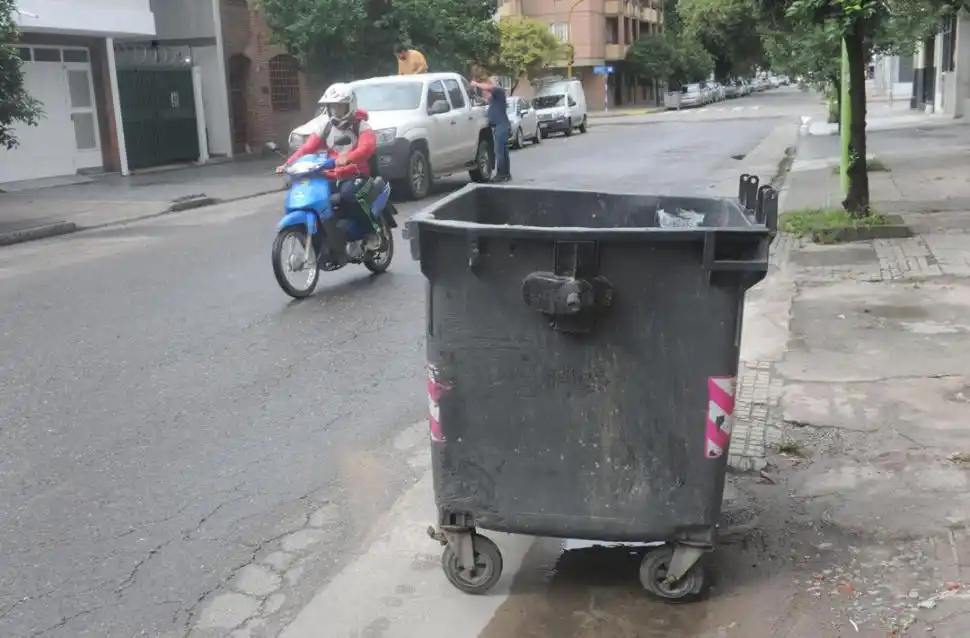 VANDALIZADO. Lo primero que arrancan a los contenedores son las tapas. 