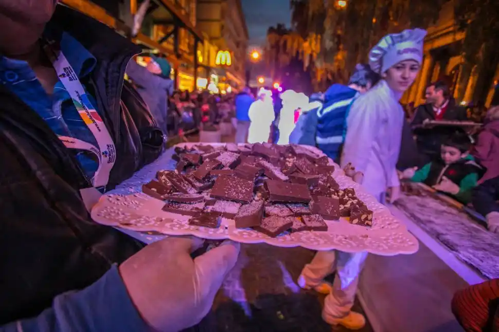 PARA COMPARTIR. La barra de chocolate se distribuye entre el público.  