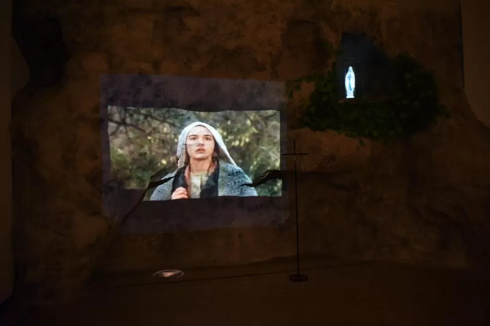 TECNOLOGÍA. Imágenes de la película de Bernardita y, al lado, una imagen holográfica de la Virgen en la gruta. 