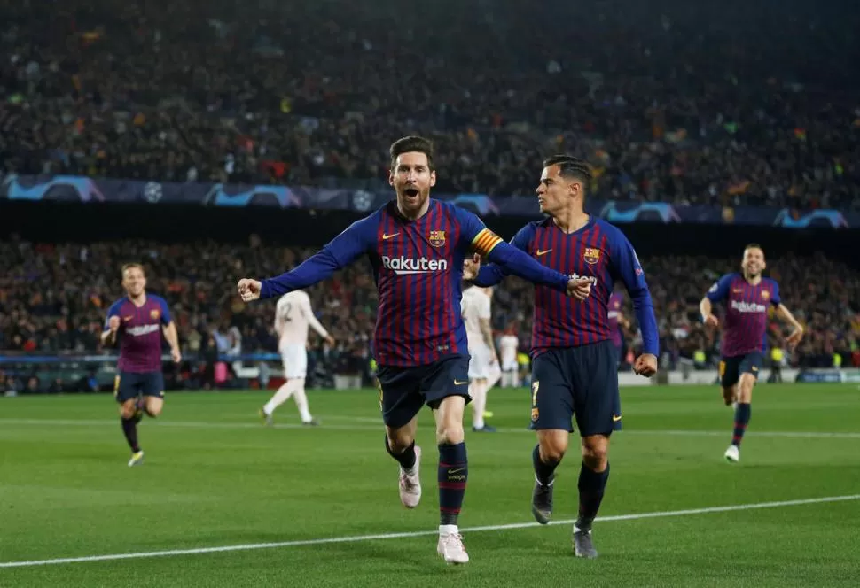 LOCURA. Messi celebra con sus brazos abiertos y ante la llegada de Coutinho, el primer gol del partido ante Manchester. reuters