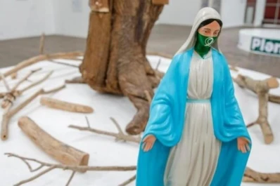 Un juez ordenó retirar de una muestra a una virgen pro-aborto