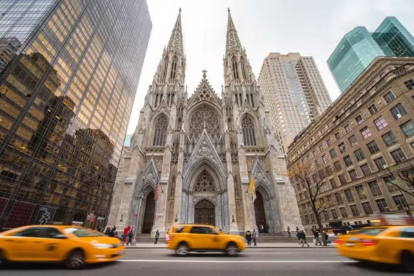 Detuvieron a un hombre que entró a la Catedral de Nueva York con bidones de nafta